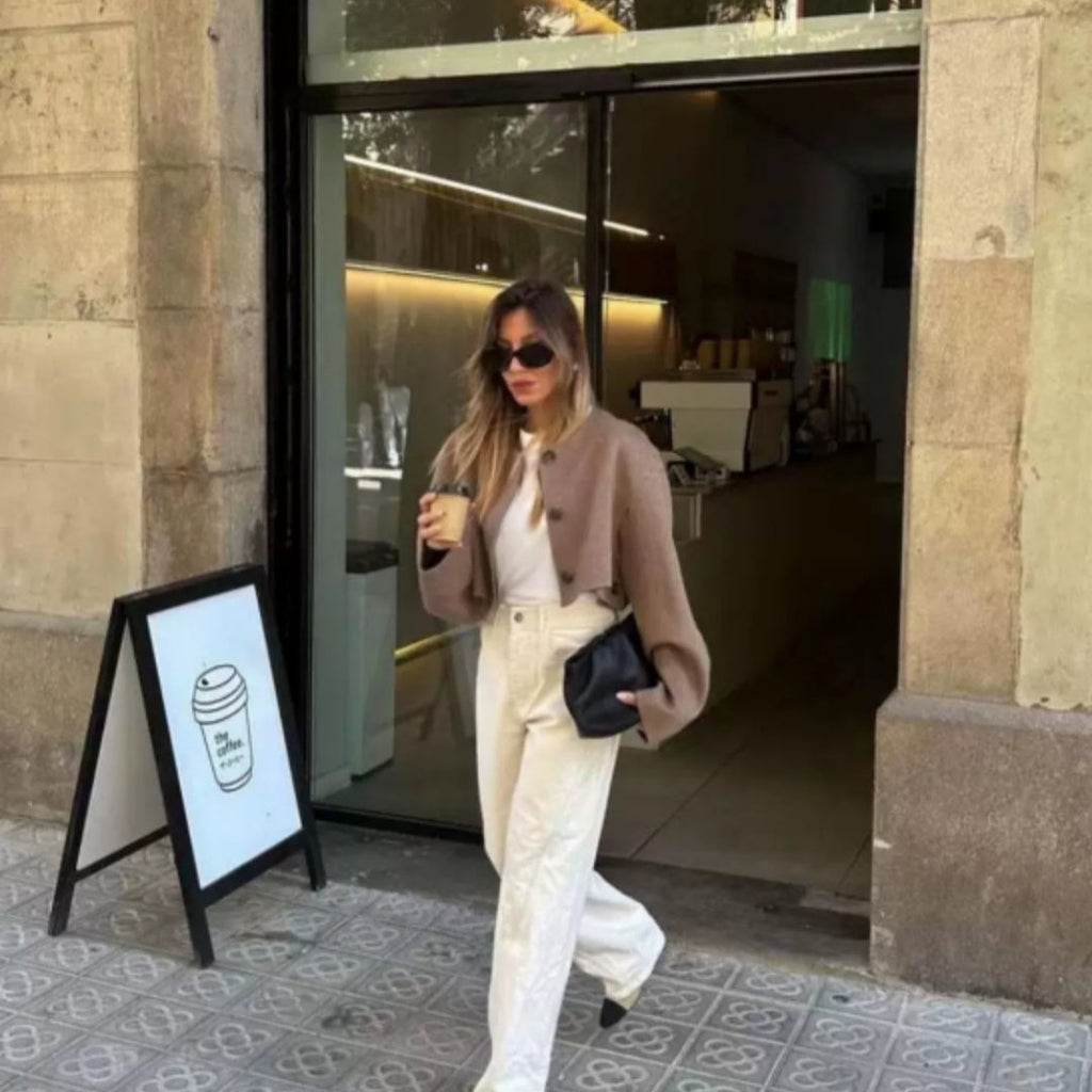 Krótka damska marynarka z zapięciem na guziki i luźnym krojem - J&B; - 6 - Livia-Moda