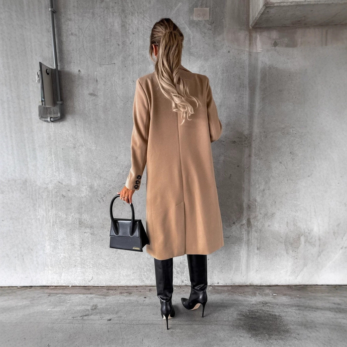 Dwurzędowy płaszcz damski z kieszeniami i eleganckim krojem - J&B; - 4 - Livia-Moda