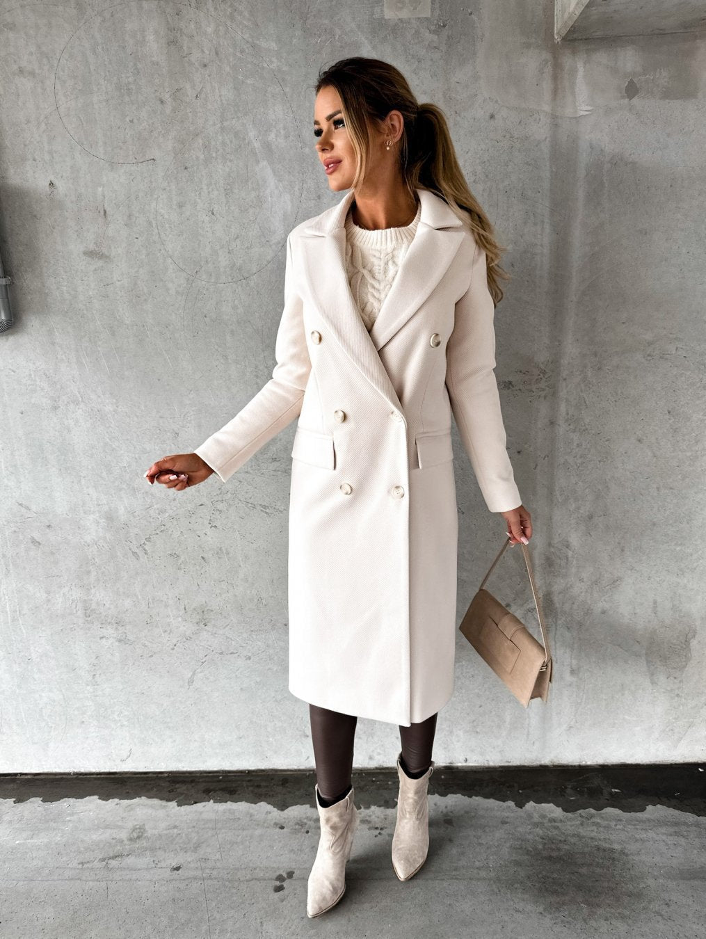 Dwurzędowy płaszcz damski z kieszeniami i eleganckim krojem - J&B; - 5 - Livia-Moda