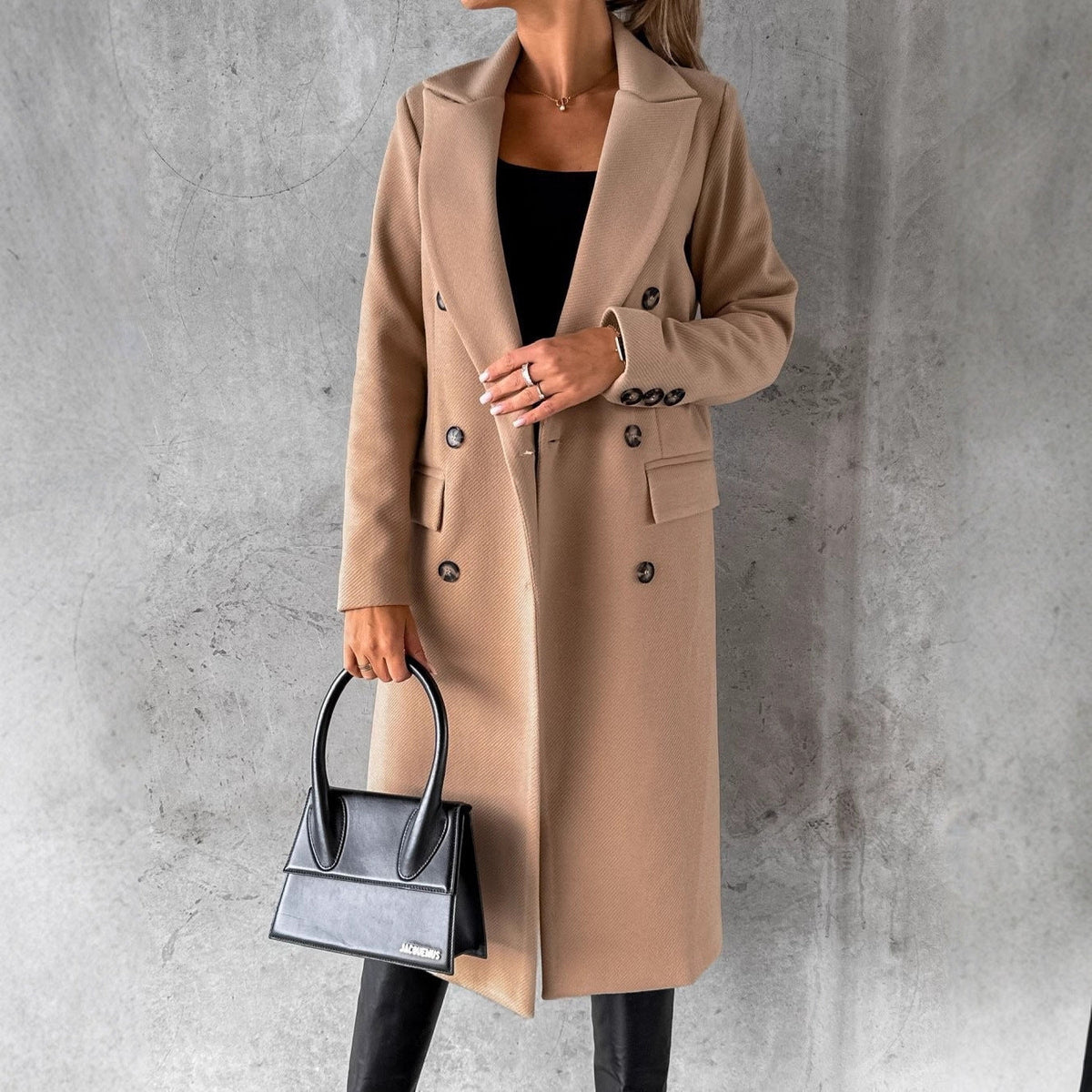Dwurzędowy płaszcz damski z kieszeniami i eleganckim krojem - J&B; - 8 - Livia-Moda