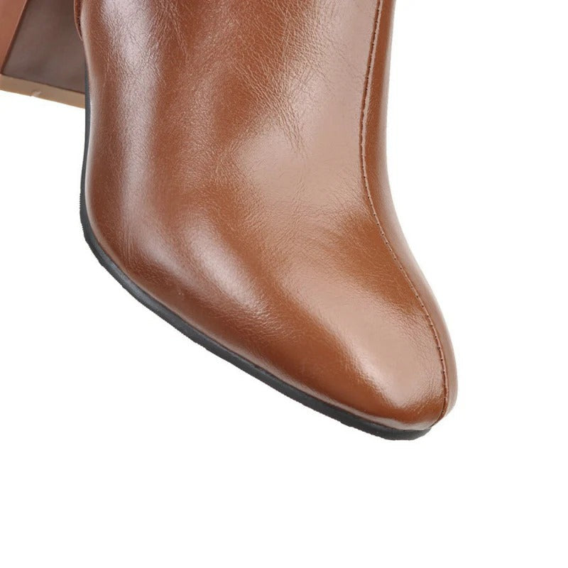 Stylowe damskie buty z grubym obcasem i spiczastym czubkiem - J&B; - 1 - Livia-Moda