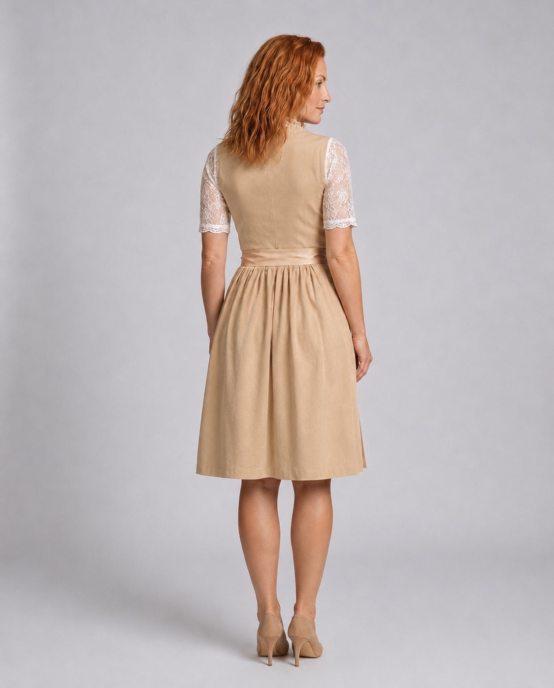 Dirndl damski z koronkową bluzką i kwiatowymi detalami - J&B; - 2 - Livia-Moda