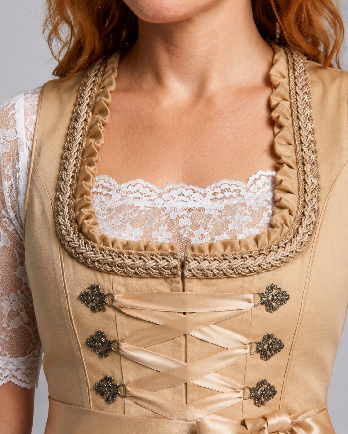 Dirndl damski z koronkową bluzką i kwiatowymi detalami - J&B; - 5 - Livia-Moda