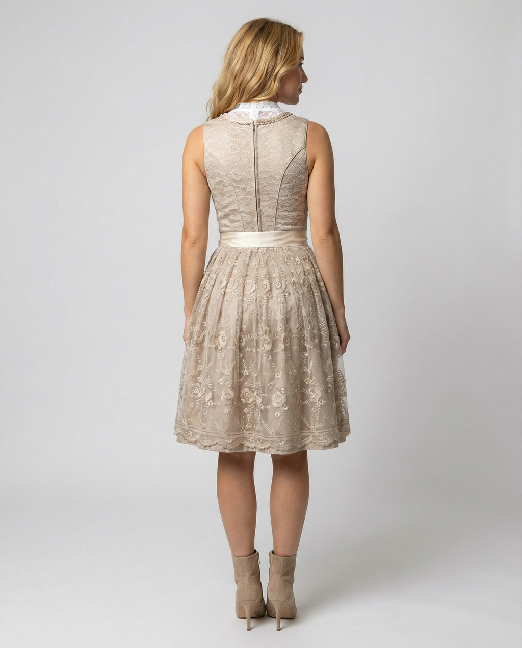 Dirndl damski z koronkowymi rękawami i kwiatowym haftem - J&B; - 3 - Livia-Moda