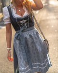 Tradycyjna sukienka dirndl dla kobiet z rękawami z falbankami i fartuchem - J&B; - 2 - Livia-Moda
