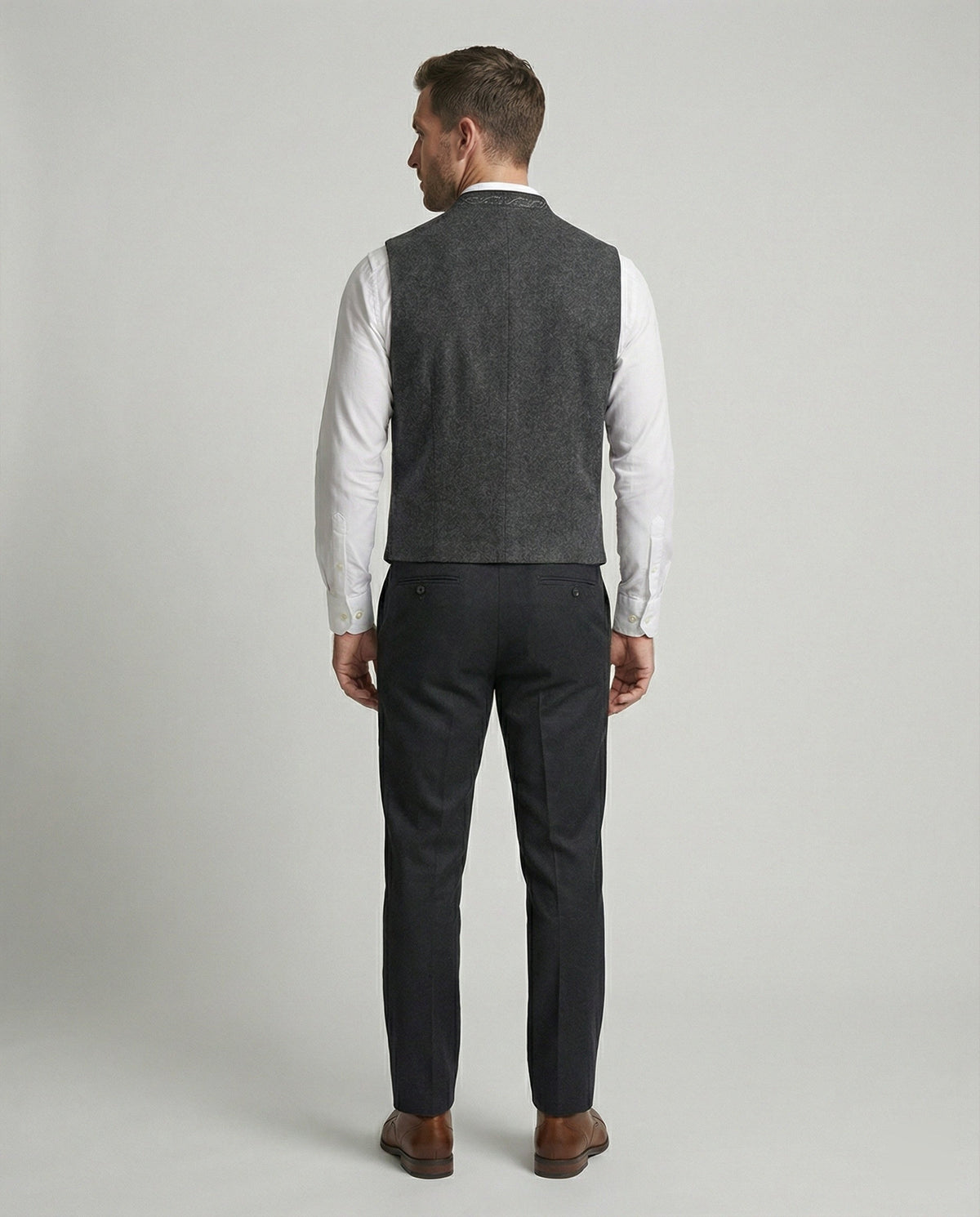 Herrenweste im traditionellen Stil mit taillierter Passform | J&B - 4 - Jasminaboutique.com