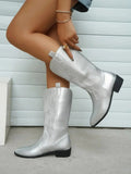 Damskie buty kowbojskie z grubym obcasem i eleganckim haftem - J&B; - 1 - Livia-Moda