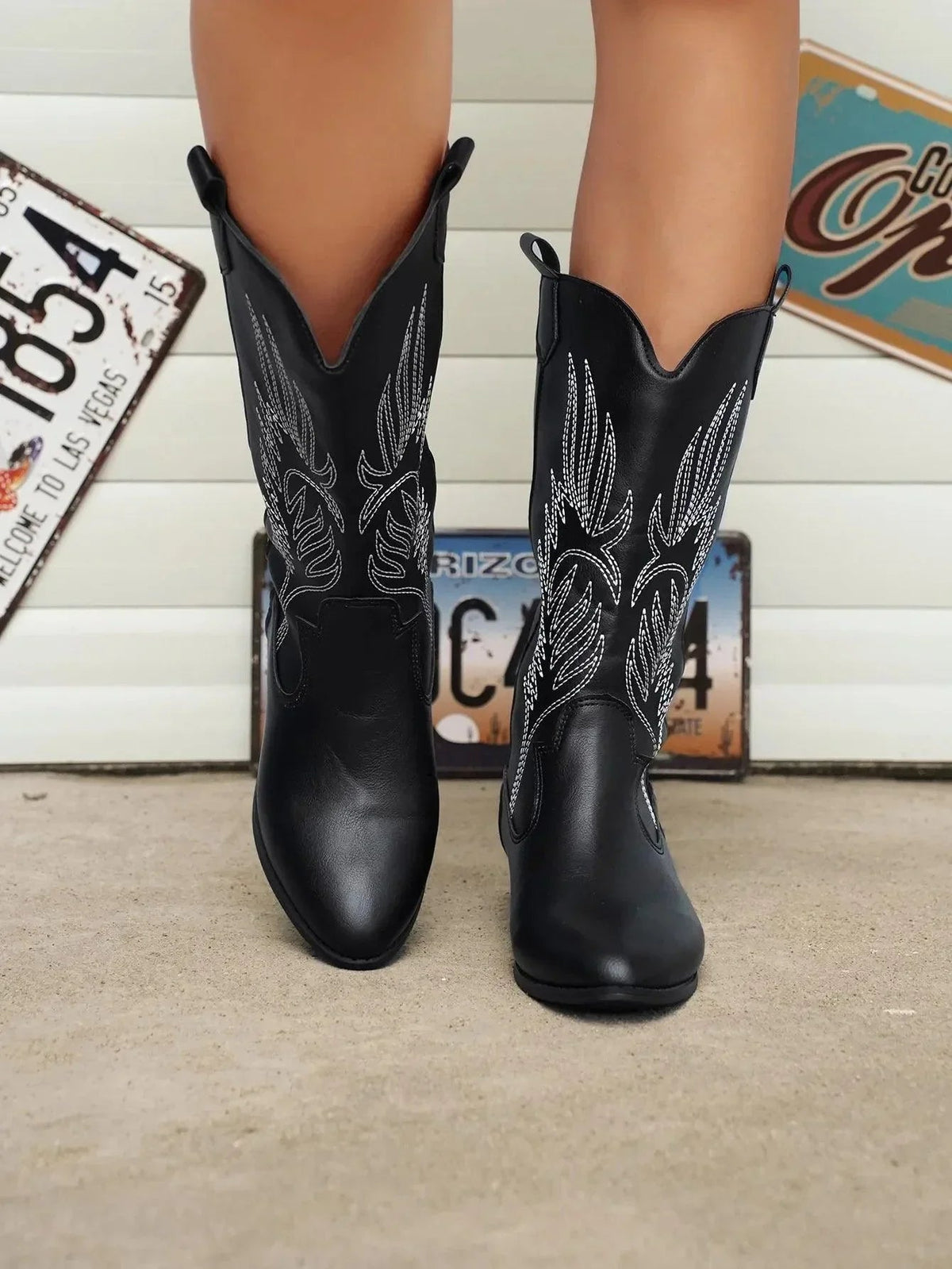 Damskie buty kowbojskie z grubym obcasem i eleganckim haftem - J&B; - 6 - Livia-Moda