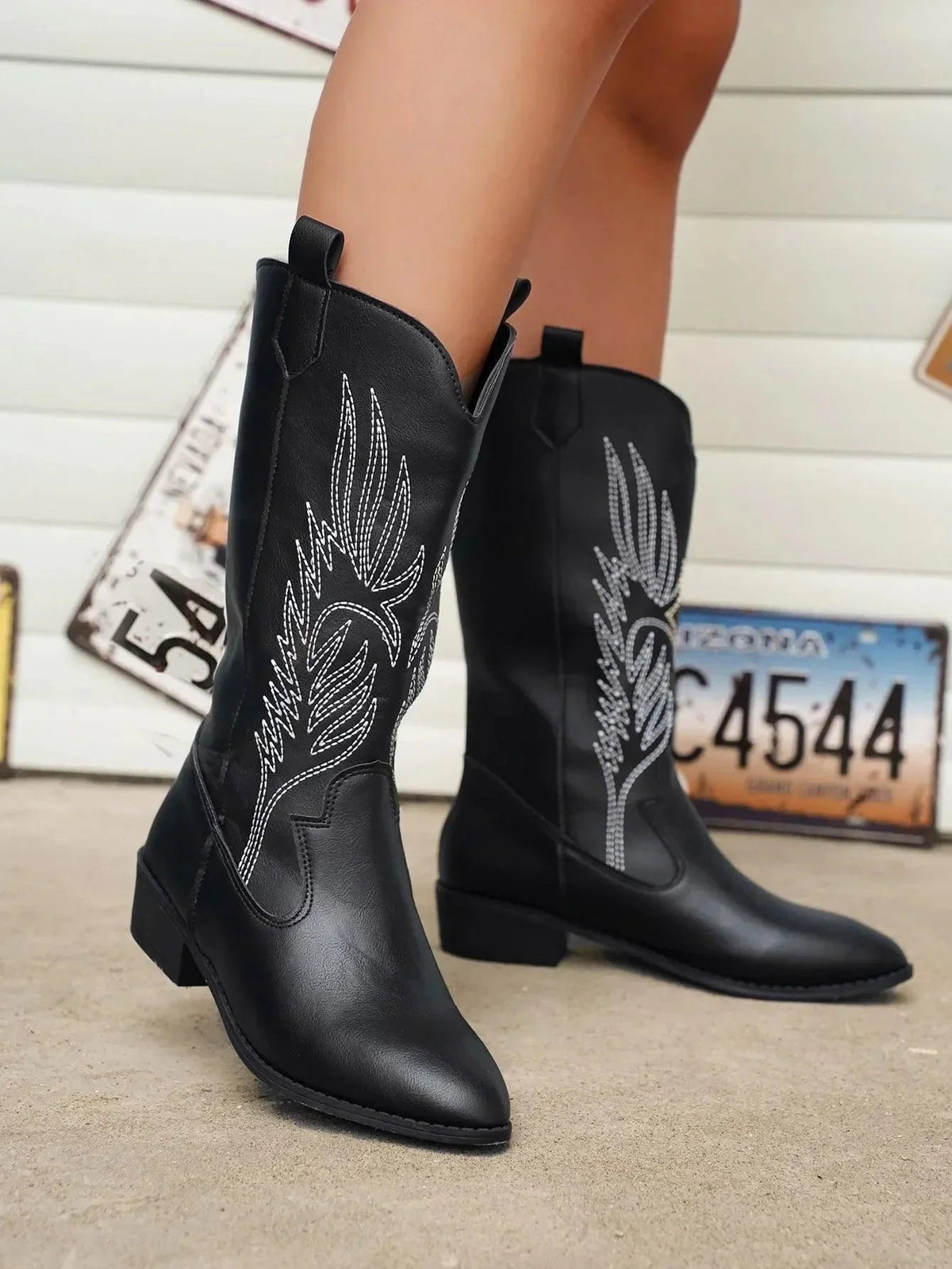 Damskie buty kowbojskie z grubym obcasem i eleganckim haftem - J&B; - 9 - Livia-Moda