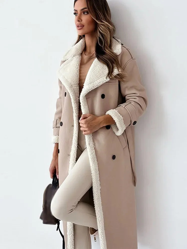 Długi płaszcz damski z podwójnym zapięciem na guziki i miękkim kołnierzem - J&B; - 4 - Livia-Moda