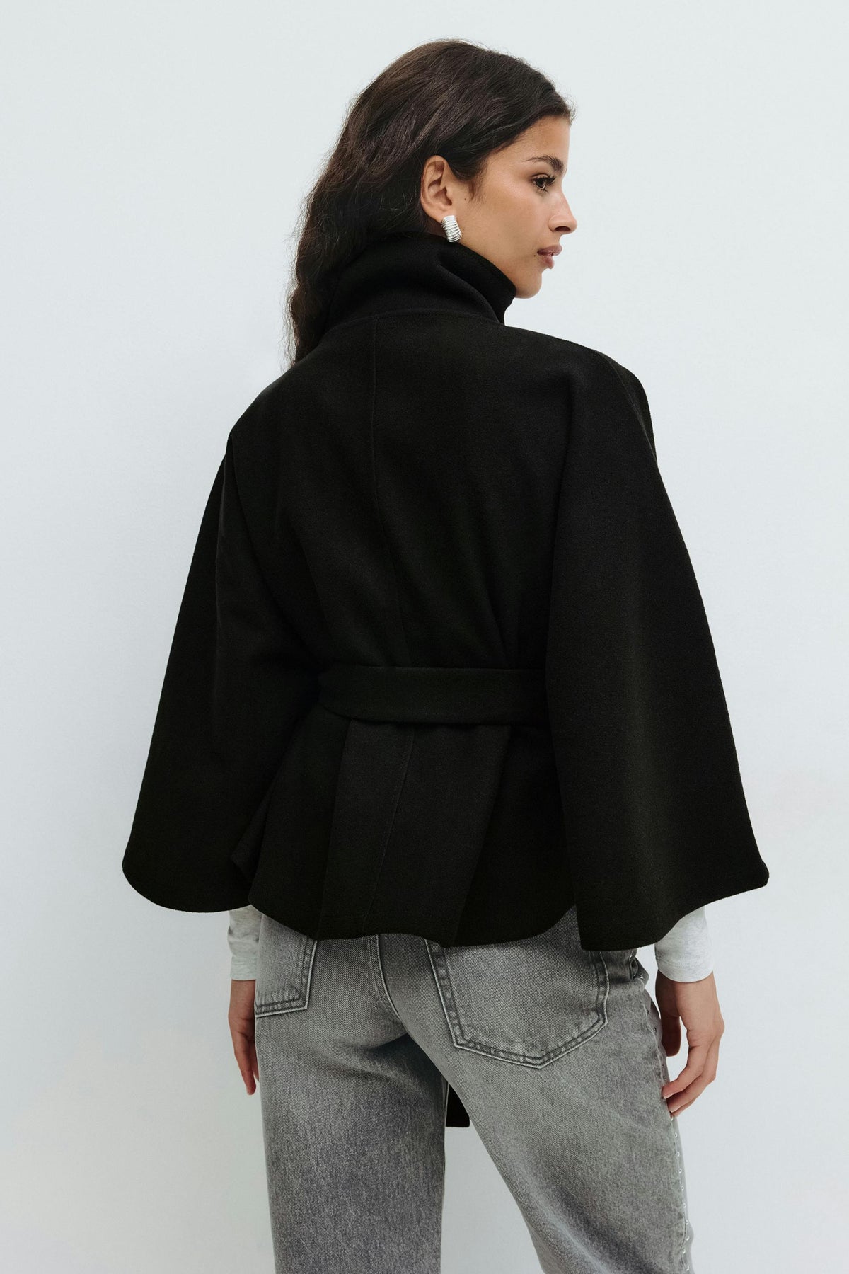 Damski płaszcz typu cape o luźnym kroju, z wysokim kołnierzem i paskiem - J&B; - 10 - Livia-Moda