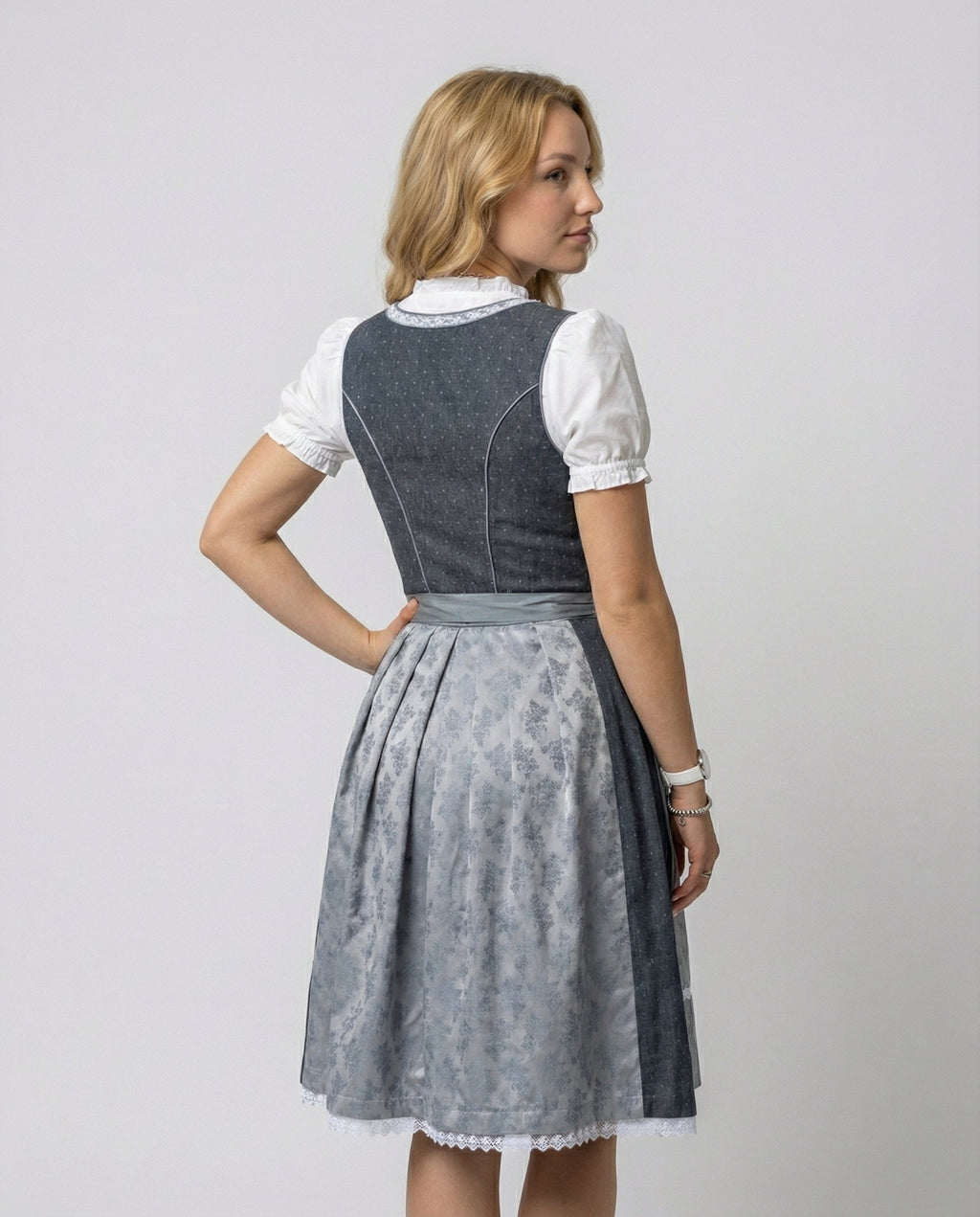 Dirndl dla kobiet – Elegancki, tradycyjny styl z krojem podkreślającym sylwetkę - J&B; - 4 - Livia-Moda