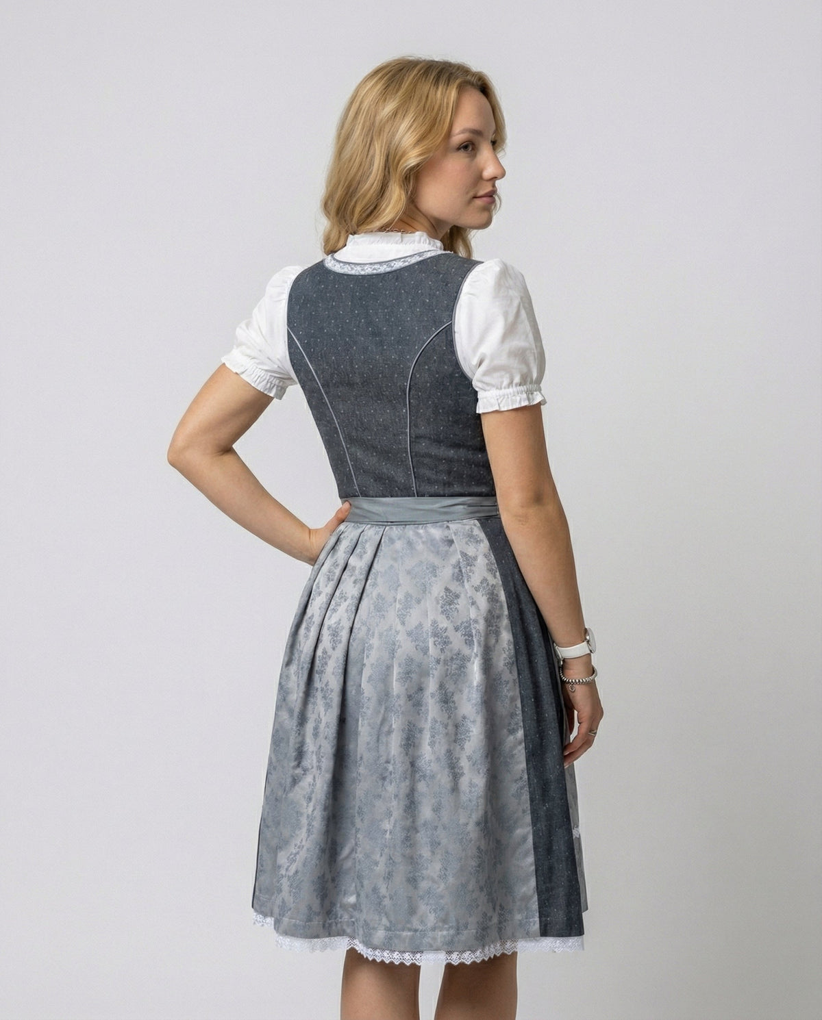 Dirndl dla kobiet – Elegancki, tradycyjny styl z krojem podkreślającym sylwetkę - J&B; - 4 - Livia-Moda