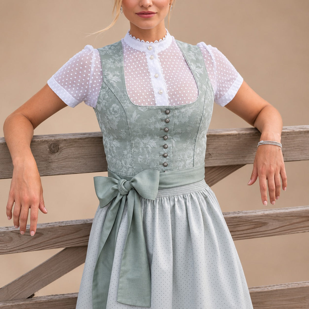 Kobieca sukienka na Oktoberfest z urokliwą kokardą - 4 - Stylpuls