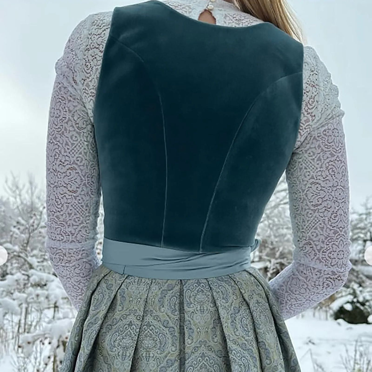 Dirndl Damen mit taillierter Silhouette und Knopfverschluss | A&Z - 5 - Atelier-Zofia