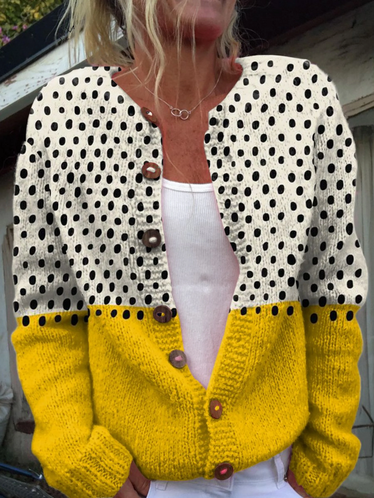 Cardigan damski z zapięciem na guziki i wzorem w kropki | L&V - 1 - Livia-Moda