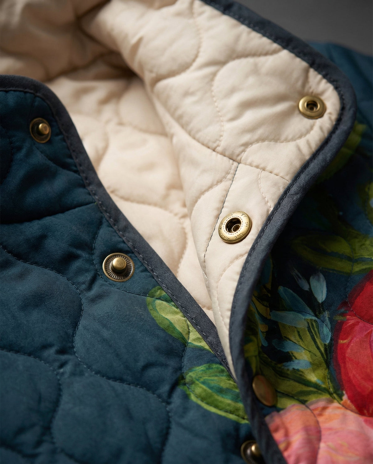 Damenjacke mit taillierter Silhouette und praktischen Druckknöpfen | A&B - 2 - Annoboutique