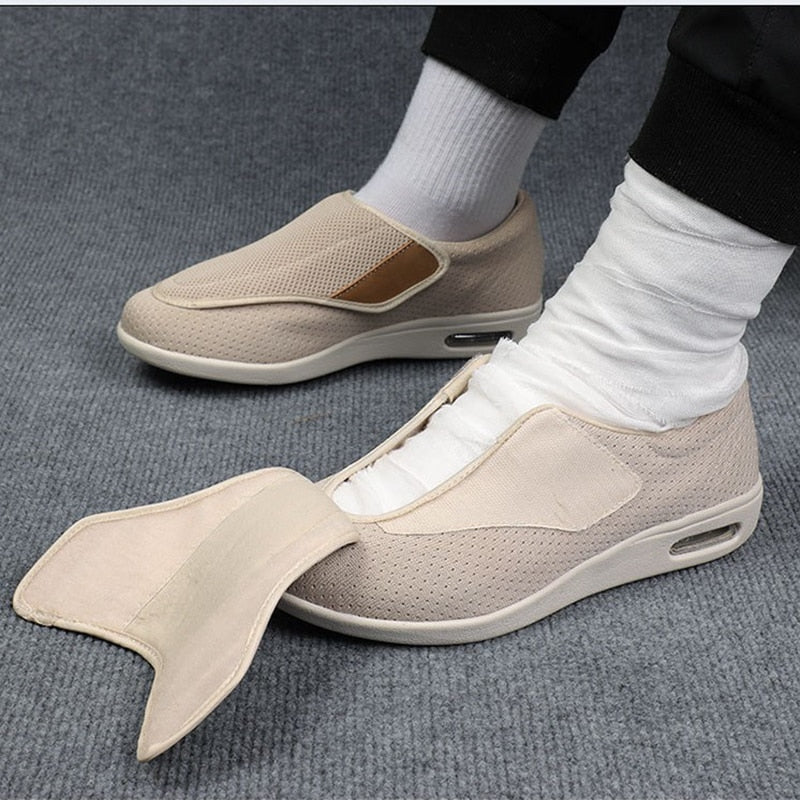 Bequeme Herren Slipper für Diabetiker - Weite Passform & Verstellbarer Klettverschluss - J&B - 9 - Atelier-Zofia