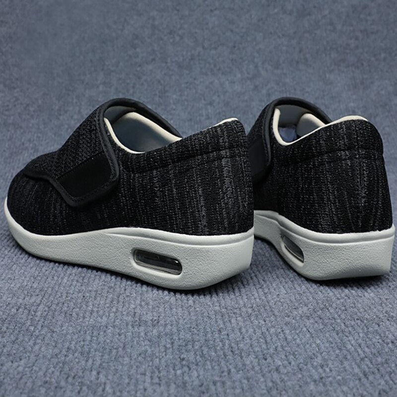 Bequeme Herren Slipper für Diabetiker - Weite Passform & Verstellbarer Klettverschluss - J&B - 10 - Atelier-Zofia