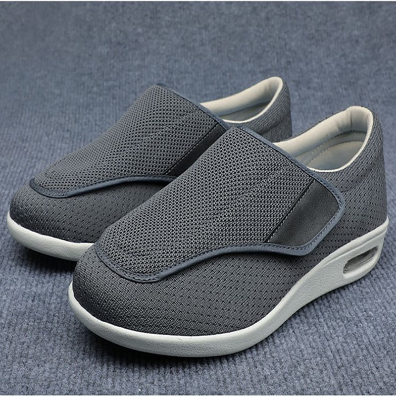Bequeme Herren Slipper für Diabetiker - Weite Passform & Verstellbarer Klettverschluss - J&B - 13 - Atelier-Zofia