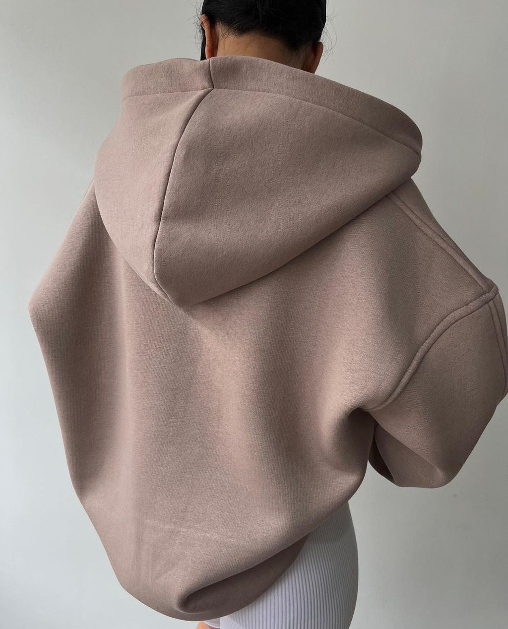 Pullover damski z kapturem i luźnym krojem | L&V - 4 - Livia-Moda