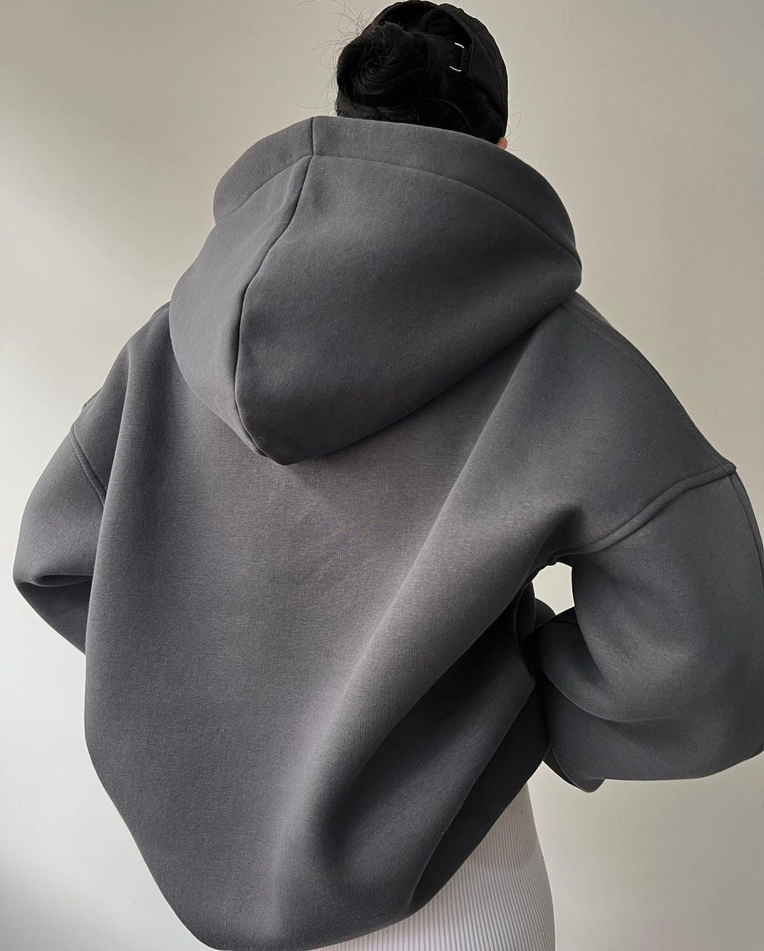 Pullover damski z kapturem i luźnym krojem | L&V - 8 - Livia-Moda