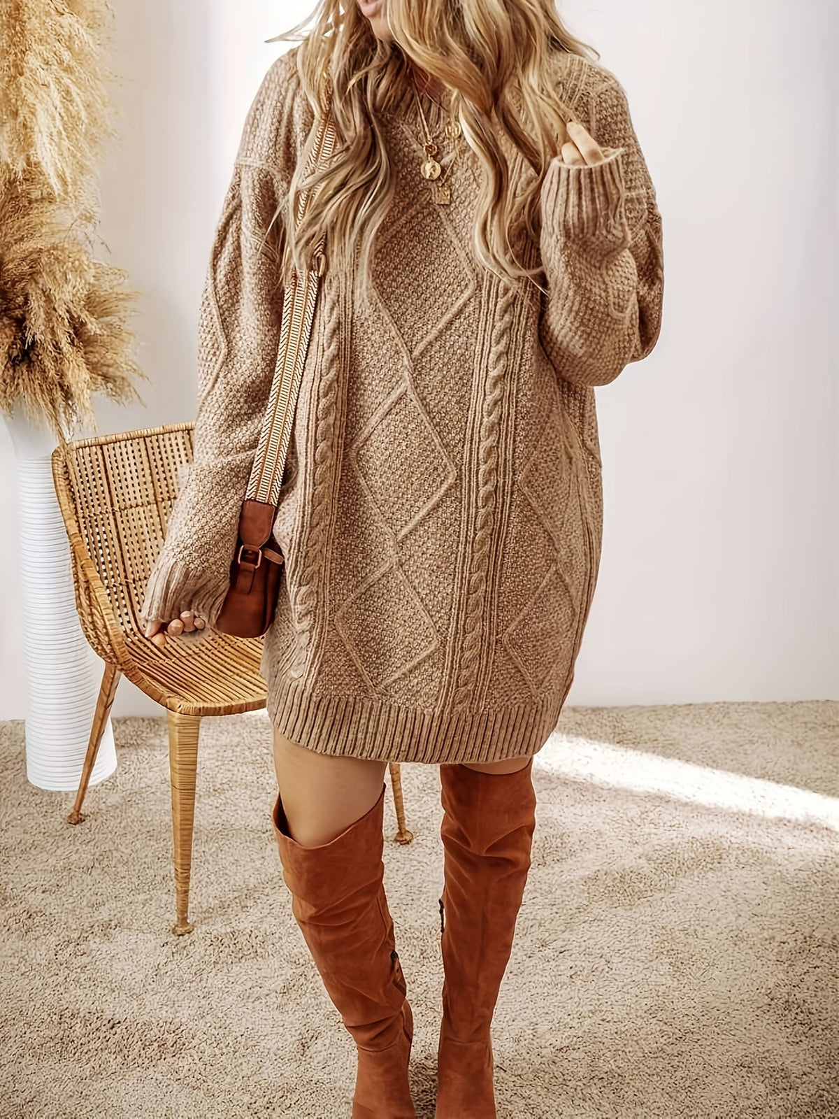 Pullover damski o luźnym kroju z dekoltem i strukturalnym wzorem | L&V - 7 - Livia-Moda