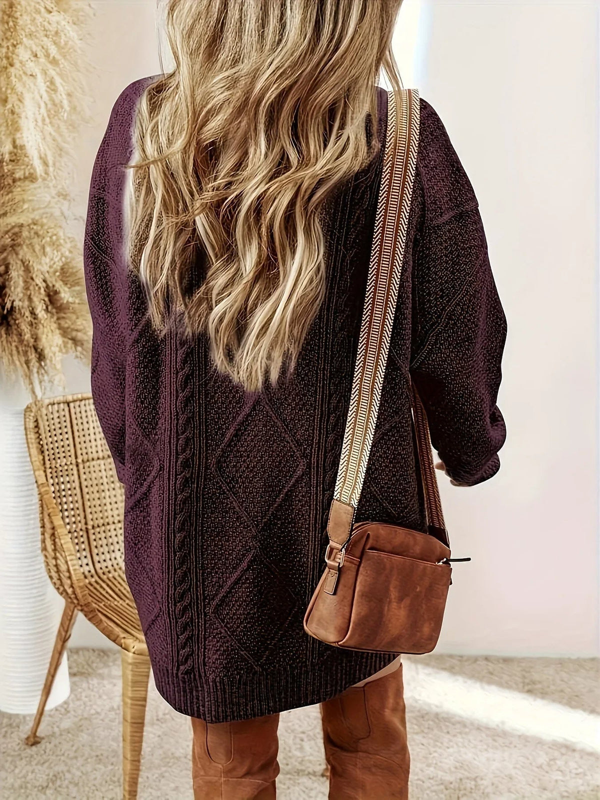Pullover damski o luźnym kroju z dekoltem i strukturalnym wzorem | L&V - 8 - Livia-Moda