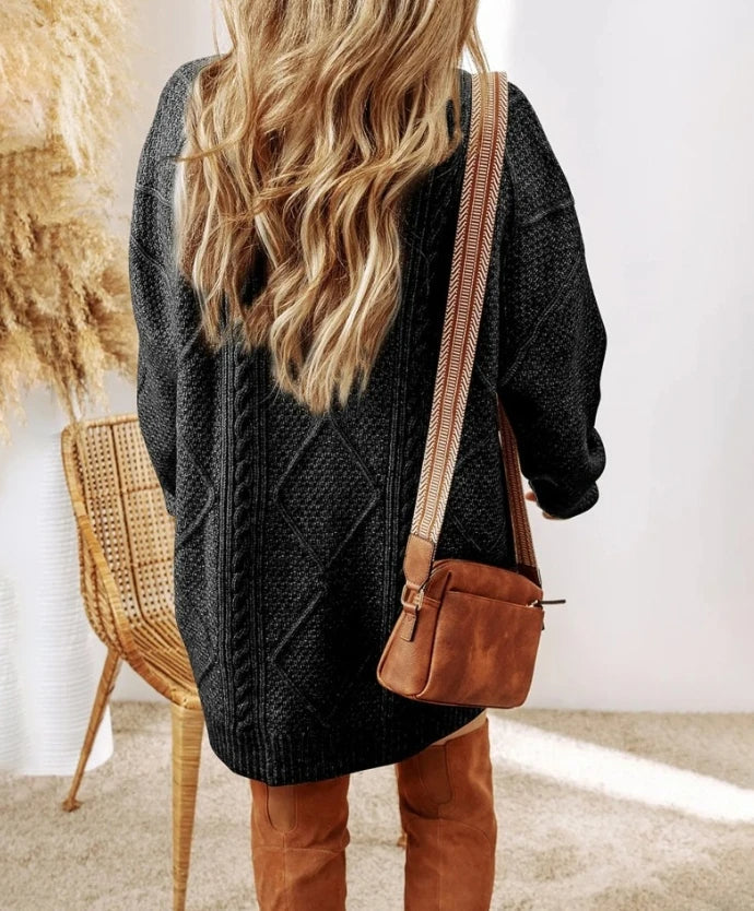 Pullover damski o luźnym kroju z dekoltem i strukturalnym wzorem | L&V - 11 - Livia-Moda
