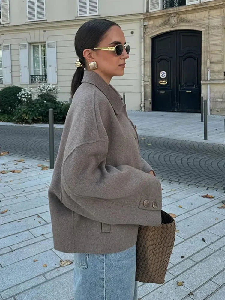 Kurtka damska z klasycznym kołnierzem i luźnym krojem | L&V - 3 - Livia-Moda