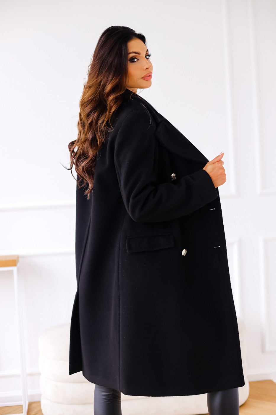 Płaszcz damski z podwójnym zapięciem i eleganckimi detalami | L&V - 12 - Livia-Moda