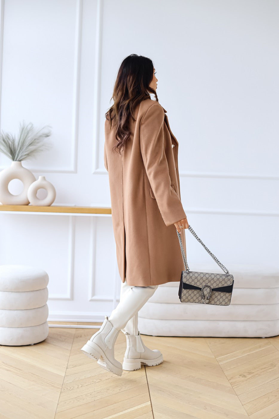 Płaszcz damski z podwójnym zapięciem i eleganckimi detalami | L&V - 14 - Livia-Moda