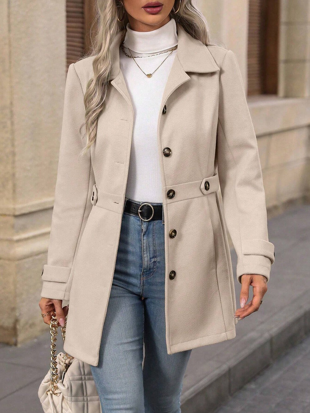Trench coat damski z taliowanym krojem i eleganckim zapięciem | L&V - 2 - Livia-Moda