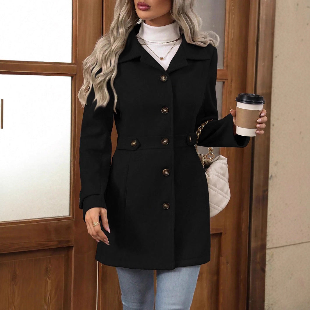 Trench coat damski z taliowanym krojem i eleganckim zapięciem | L&V - 3 - Livia-Moda