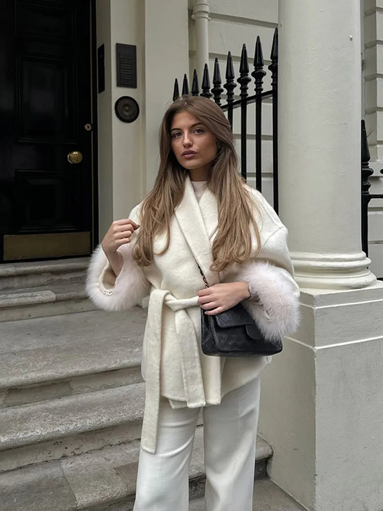 Płaszcz damski z paskiem i eleganckimi rękawami | L&V - 2 - Livia-Moda