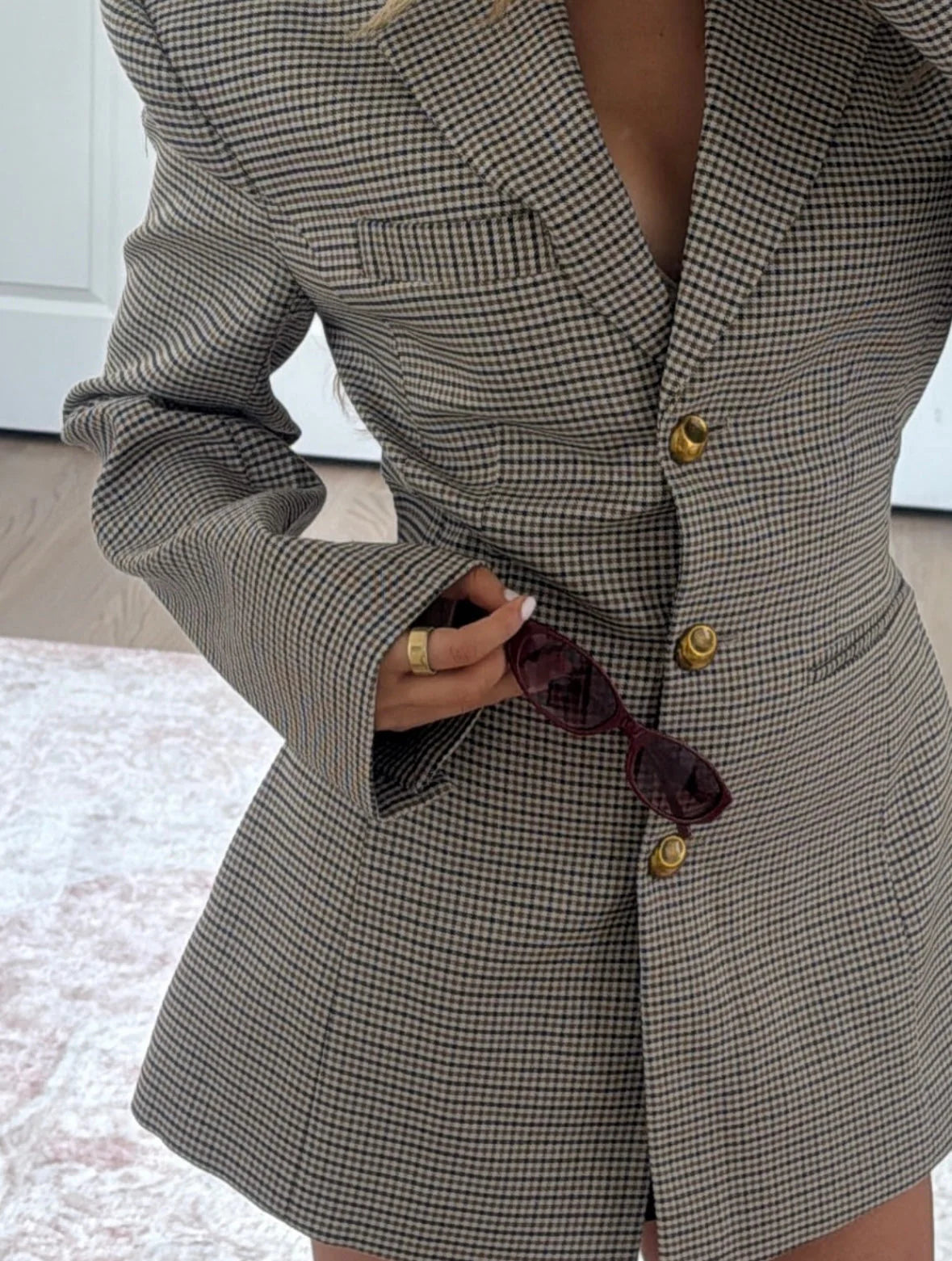 Blazer damski z taliowanym krojem i strukturalnymi ramionami | L&V - 4 - Livia-Moda