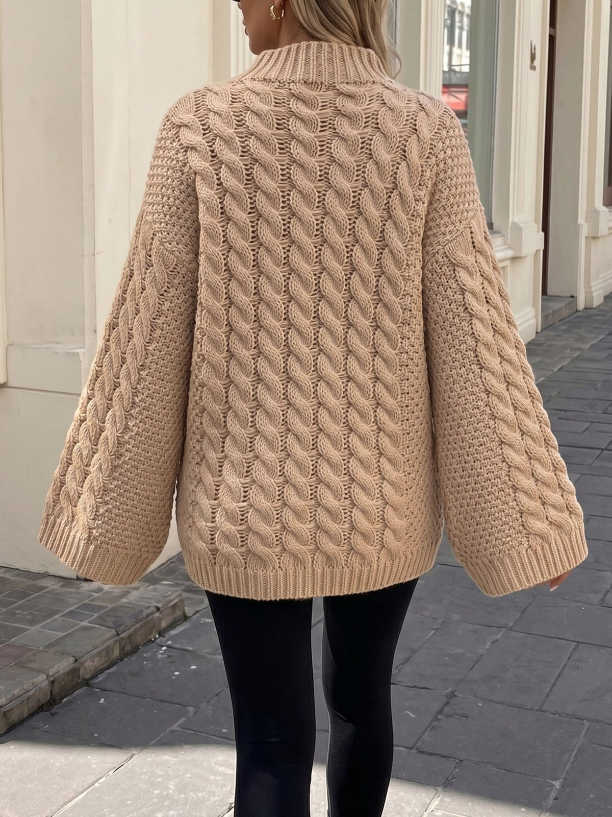 Pullover damski z wysokim kołnierzem i szerokimi rękawami | L&V - 14 - Livia-Moda