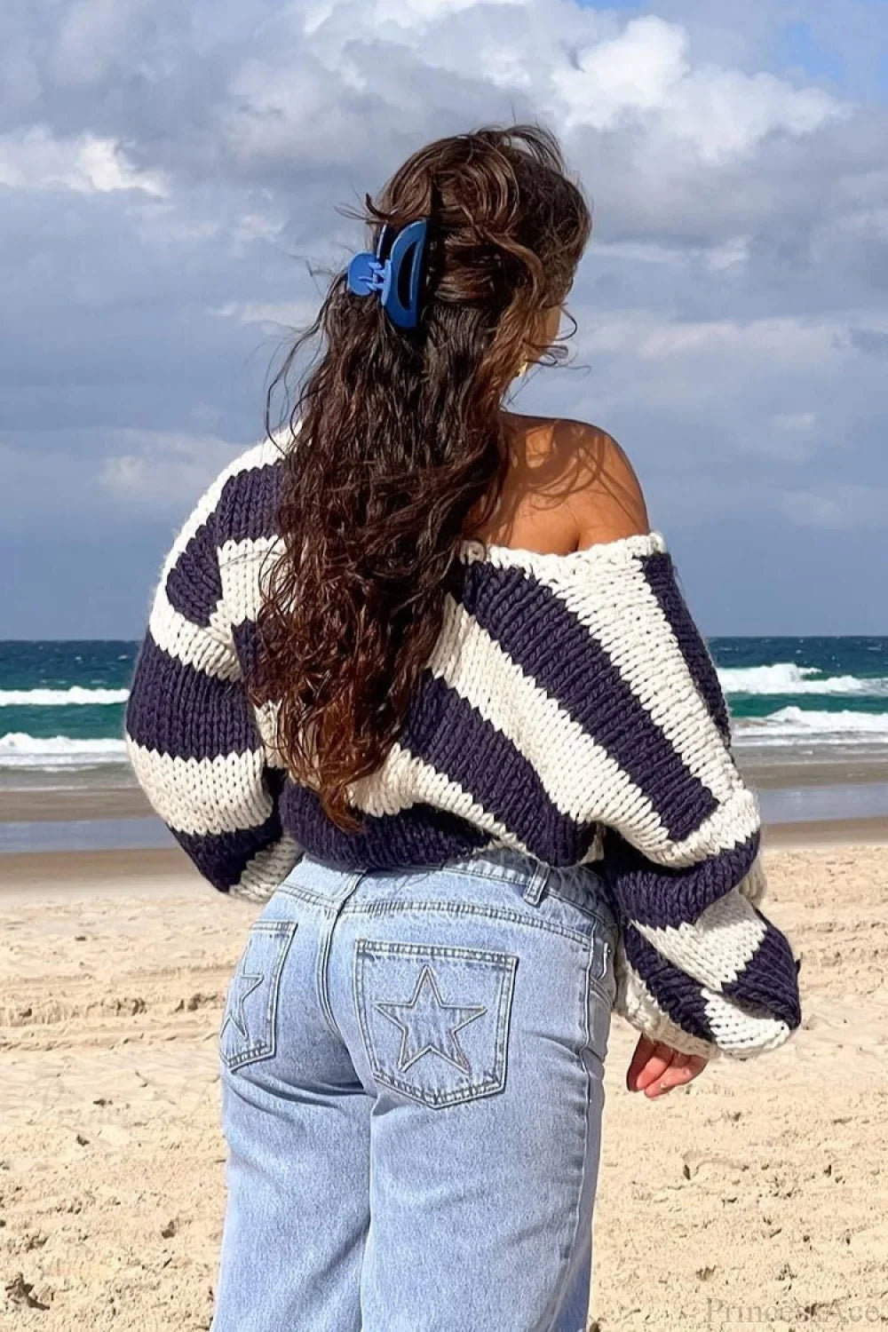 Pullover Damski Oversized z Dekoltem Off-Shoulder i Długimi Rękawami | L&V - 2 - Livia-Moda