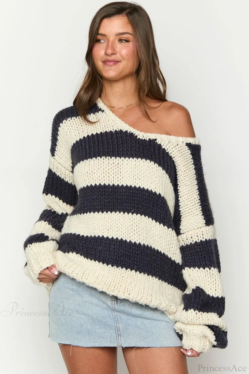 Pullover Damski Oversized z Dekoltem Off-Shoulder i Długimi Rękawami | L&V - 3 - Livia-Moda