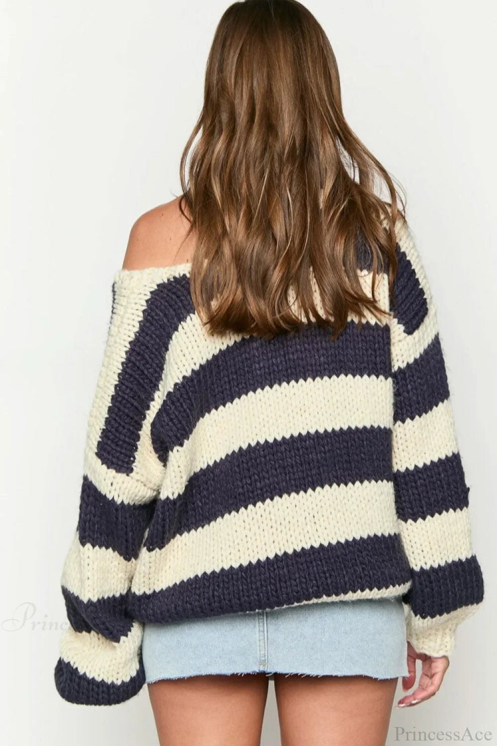 Pullover Damski Oversized z Dekoltem Off-Shoulder i Długimi Rękawami | L&V - 4 - Livia-Moda
