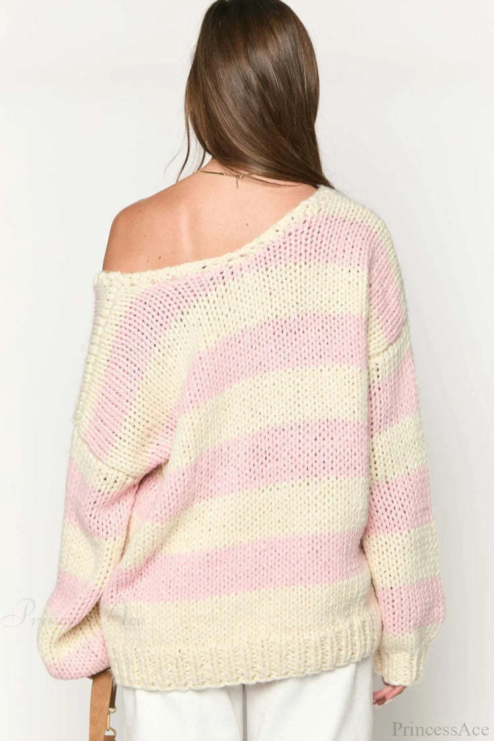 Pullover Damski Oversized z Dekoltem Off-Shoulder i Długimi Rękawami | L&V - 13 - Livia-Moda