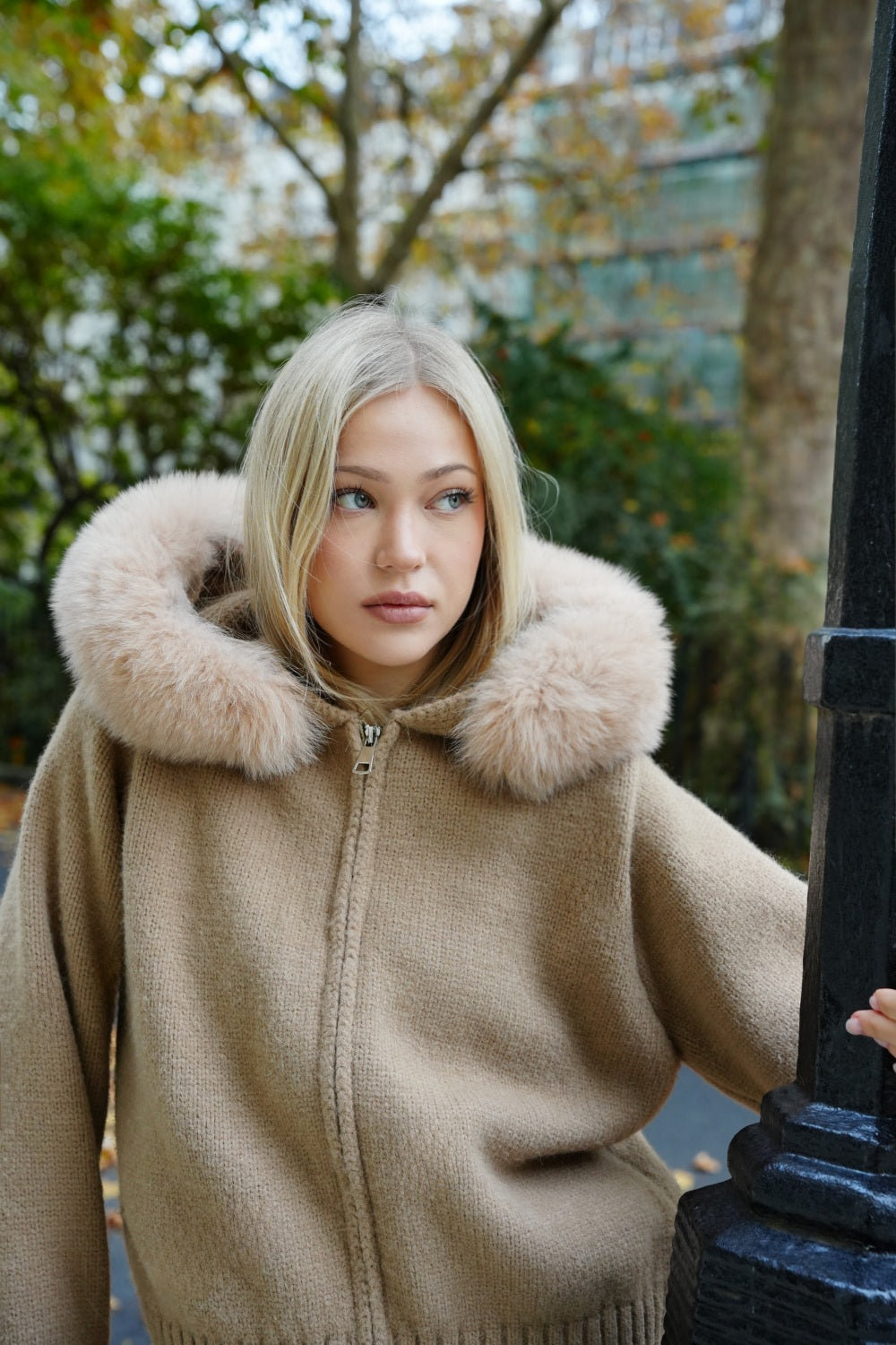 Cardigan damski z kapturem i futrzanym wykończeniem | L&V - 2 - Livia-Moda
