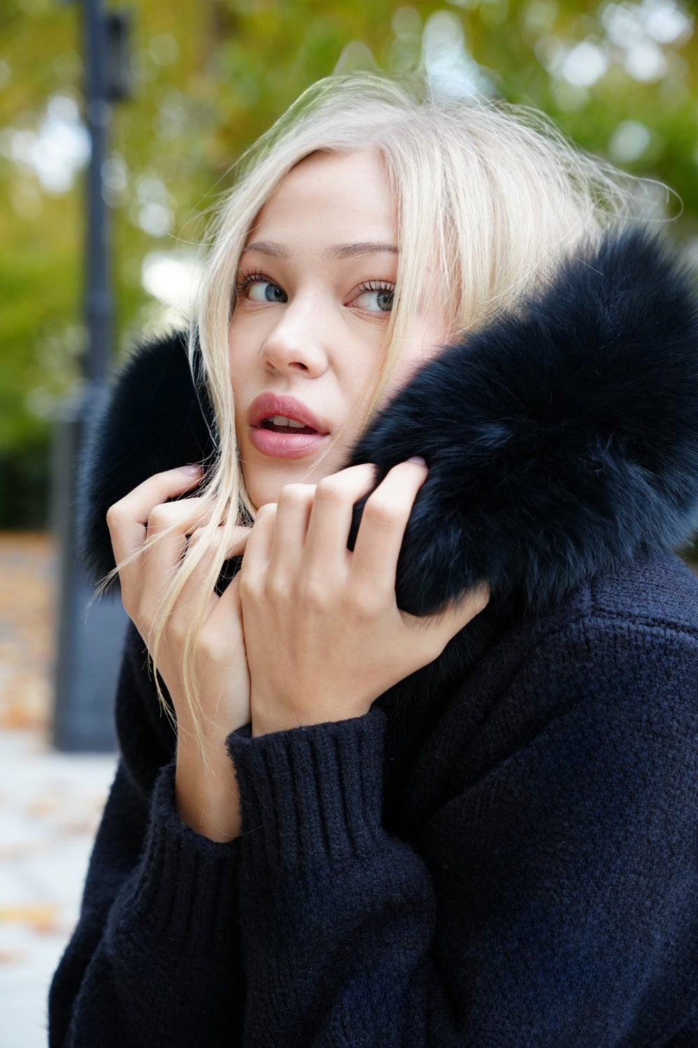 Cardigan damski z kapturem i futrzanym wykończeniem | L&V - 6 - Livia-Moda