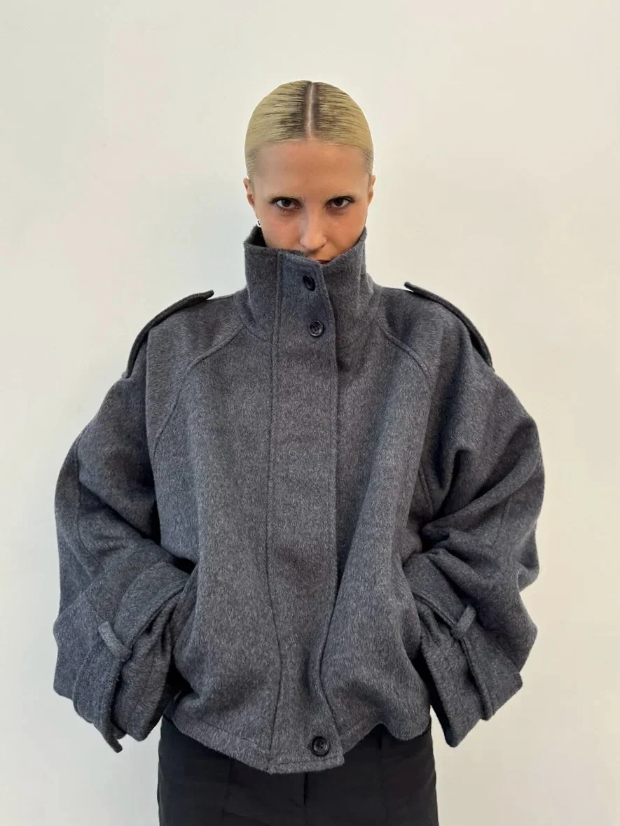 Kurtka damska oversize z wysokim kołnierzem i szerokimi rękawami | L&V - 1 - Livia-Moda