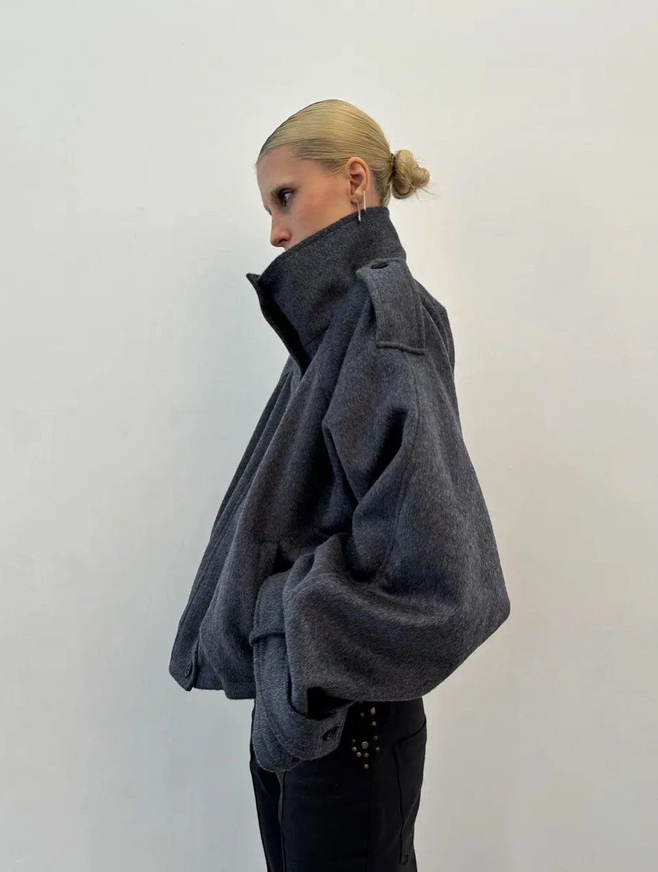 Kurtka damska oversize z wysokim kołnierzem i szerokimi rękawami | L&V - 2 - Livia-Moda