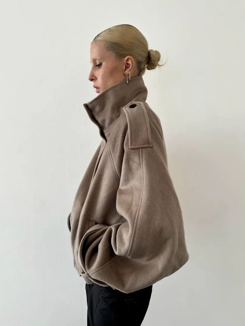 Kurtka damska oversize z wysokim kołnierzem i szerokimi rękawami | L&V - 5 - Livia-Moda