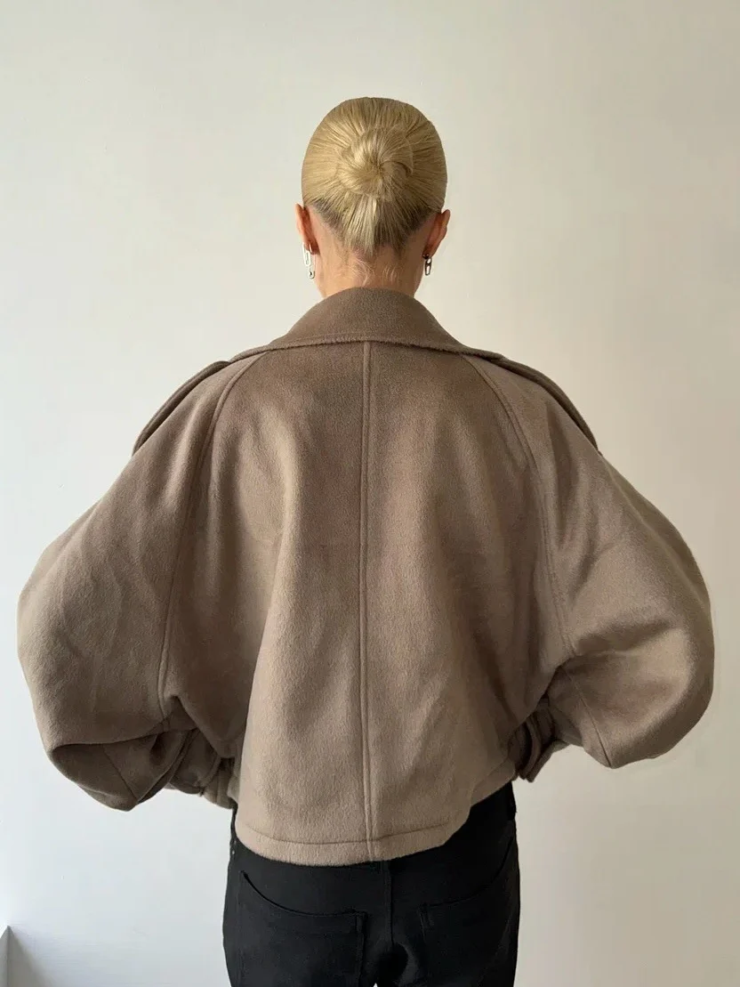 Kurtka damska oversize z wysokim kołnierzem i szerokimi rękawami | L&V - 6 - Livia-Moda