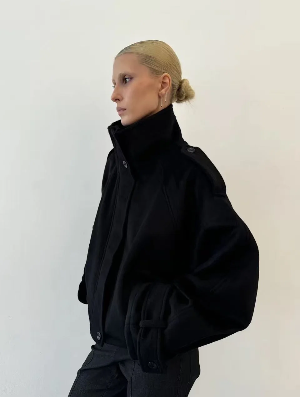 Kurtka damska oversize z wysokim kołnierzem i szerokimi rękawami | L&V - 8 - Livia-Moda