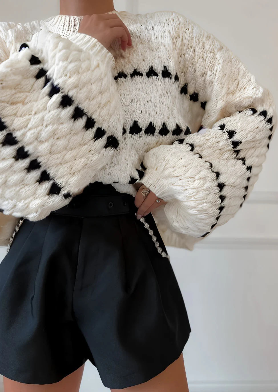 Pullover damski z luźnym krojem i szerokimi rękawami | L&V - 2 - Livia-Moda