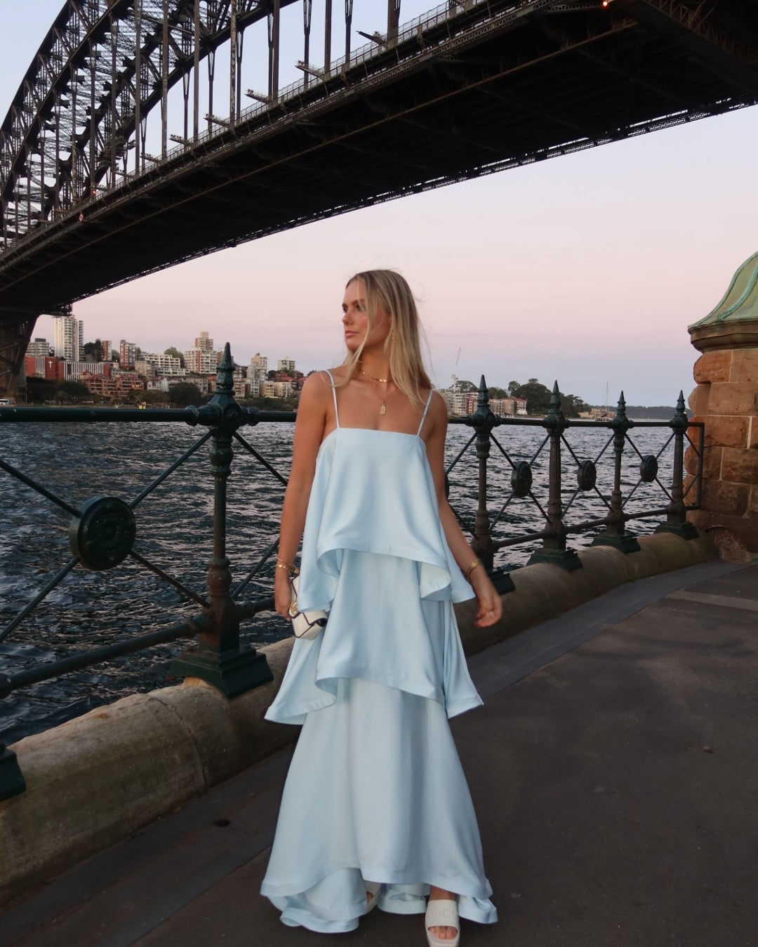 Sukienka maxi damska z falującym krojem i odkrytymi plecami | L&V - 2 - Livia-Moda